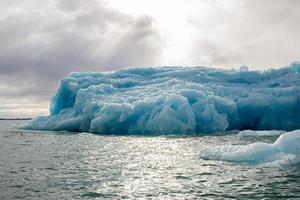 un iceberg azul flotando en el mar en svalberg foto