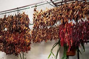 chiles en un mercado de alimentos en funchal madeira foto