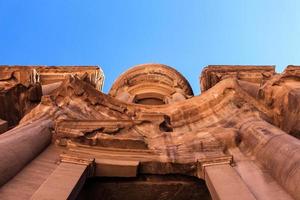 antiguo templo nabateo tallado en roca en petra foto