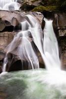 cascada en el río bella coola en columbia británica foto