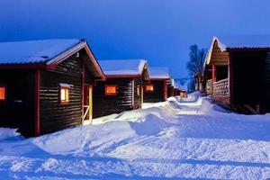 chalets de vacaciones en la nieve del invierno en suecia foto