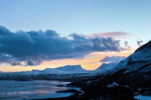 una vista del amanecer en lapporten, la puerta lapona, de bjorkliden foto