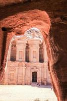 antiguo templo nabateo tallado en roca en petra foto