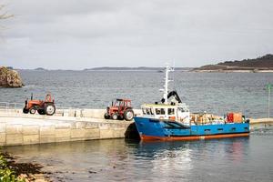 un barco descargando suministros, en st agnes en la isla de scilly foto