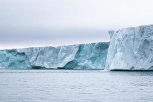 glaciar en el mar en el ártico en nordaustlandet foto