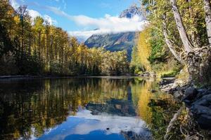río bella coola en otoño con montañas al fondo foto