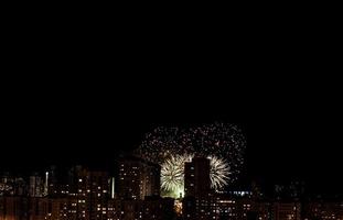 fuegos artificiales sobre la ciudad. foto