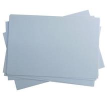 una pila de hojas de papel gris aisladas en un fondo blanco foto