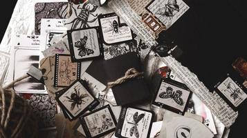 álbum de recortes y pegatinas de diario esparcidas en un escritorio foto