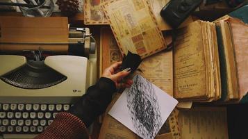 configuración de escritorio vintage con libros antiguos y máquina de escribir foto