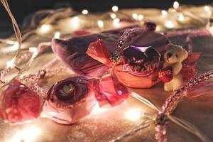 regalos rodeados de luces ornamentales festivas