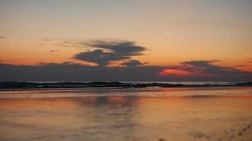 mooi zonsondergang Aan de middellandse Zee zee Aan een zanderig strand. dramatisch zee visie. brandend lucht en schijnend gouden golven. achtergrond voor weer voorspelling en weekend video