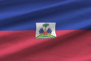 bandera de haití con grandes pliegues ondeando de cerca bajo la luz del estudio en el interior. los símbolos y colores oficiales en banner foto