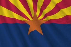 bandera del estado de arizona us con grandes pliegues ondeando de cerca bajo la luz del estudio en el interior. los símbolos y colores oficiales en banner foto