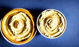 comida sana. hummus orgánico tradicional recién hecho. foto