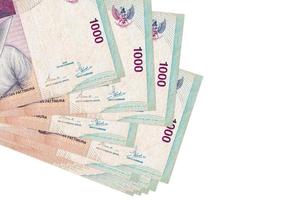 Los billetes de 1000 rupias indonesias se encuentran en un pequeño grupo o en un paquete aislado en blanco. maqueta con espacio de copia. negocios y cambio de moneda foto