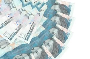 Los billetes de 2 pesos colombianos se encuentran aislados en fondo blanco con espacio de copia apilado en forma de abanico de cerca foto