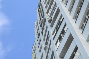 nuevo edificio residencial de varios pisos y cielo azul foto