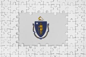 bandera del estado de massachusetts en el marco de piezas de un rompecabezas blanco con la parte central faltante foto