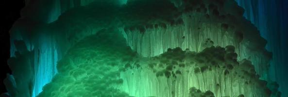 grandes bloques de hielo cascada congelada o fondo de caverna foto