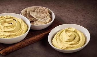 comida sana. hummus orgánico tradicional recién hecho. foto