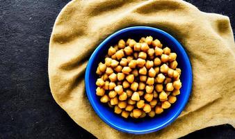 comida sana. hummus orgánico tradicional recién hecho. foto