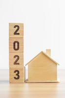 Bloque 2023 con casa modelo. conceptos de resolución de bienes raíces, préstamos hipotecarios, impuestos, inversiones, finanzas, ahorros y año nuevo
