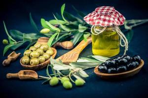 aceite de oliva virgen extra prensado en frio foto
