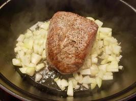 cocina tradicional alemana un estofado de ternera con verduras y patatas foto