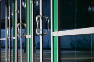 manija de puerta cromada y vidrio de fachada de oficina de aluminio moderno foto