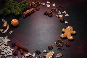 pastel de Navidad robado con mazapán, bayas y nueces sobre un fondo de hormigón oscuro foto