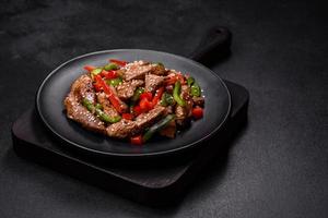 deliciosa carne teriyaki asiática con pimientos rojos y verdes foto