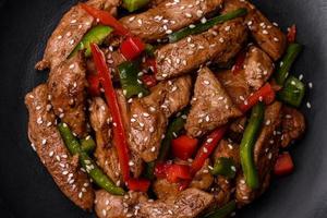 deliciosa carne teriyaki asiática con pimientos rojos y verdes foto