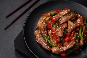 deliciosa carne teriyaki asiática con pimientos rojos y verdes foto