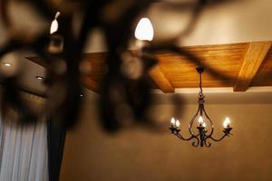 araña contemporánea, es una lámpara ornamental ramificada diseñada para ser montada en techos o paredes. araña de época. interior de la casa foto