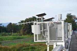 sistema de celdas solares para almacenar y ahorrar energía para usar con pluviómetros y sistema de advertencia de inundaciones cerca del puente. foto