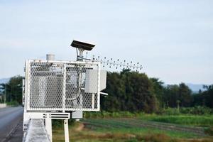 sistema de celdas solares para almacenar y ahorrar energía para usar con pluviómetros y sistema de advertencia de inundaciones cerca del puente. foto