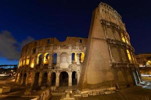 roma, italia, coliseo antiguo edificio antiguo batalla de gladiadores en la noche. foto