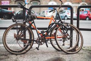 viejas bicicletas oxidadas abandonadas en las calles de la ciudad. foto