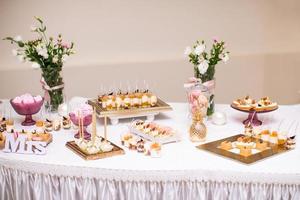 mesa bellamente decorada con barra de dulces foto