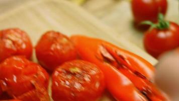 grelhar tomates com pimenta vermelha e verde video