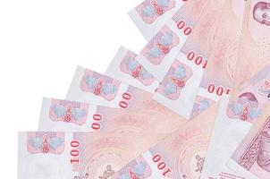 Los billetes de 100 baht tailandeses se encuentran en un orden diferente aislado en blanco. concepto de banca local o hacer dinero foto