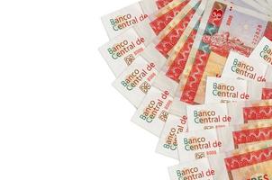 Los billetes convertibles de 3 pesos cubanos se encuentran aislados en fondo blanco con espacio para copiar. fondo conceptual de vida rica foto