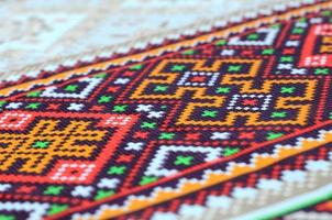 patrón de bordado de punto de arte popular tradicional ucraniano en tela textil