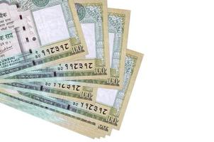 Los billetes de 100 rupias nepalesas se encuentran en un pequeño grupo o paquete aislado en blanco. maqueta con espacio de copia. negocios y cambio de moneda foto