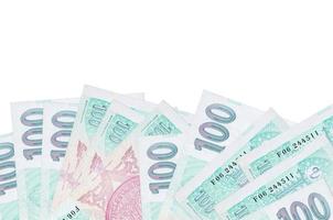 100 billetes de korun checos se encuentran en la parte inferior de la pantalla aislados en fondo blanco con espacio de copia. plantilla de banner de fondo foto