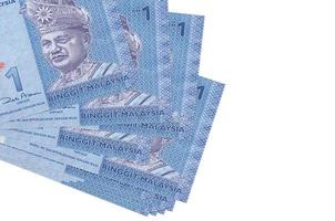 1 billete de ringgit malasio se encuentra en un pequeño grupo o paquete aislado en blanco. maqueta con espacio de copia. negocios y cambio de moneda foto