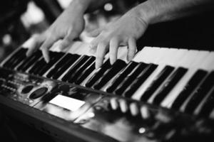 un músico toca instrumentos de teclado en un concierto. foto