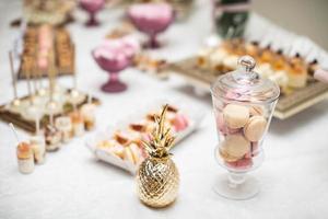 mesa bellamente decorada con barra de dulces foto