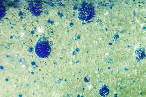burbujas de aire en el fondo del agua. tono azul, fondos abstractos. foto
